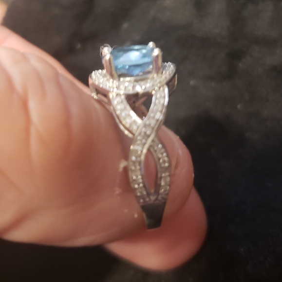 Blue topaz surrounded by diamonds 10 kt white - Picture 2 of 2